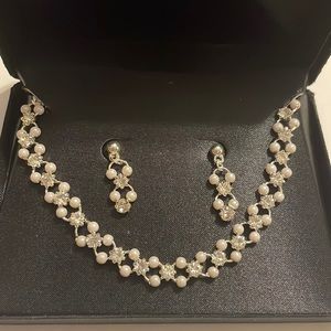 NWT gorgeous silver-tone ‘pearl and diamond’ necklace and earrings